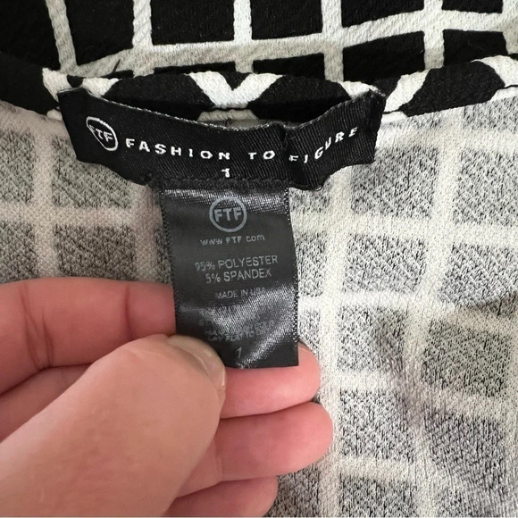 Fashion to Figure Black and White Square Pattern Cropped Top Plus Size 1X Blouse - Picture 4 of 4